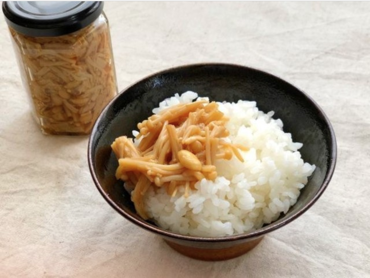 It's very easy because you just put the enoki mushrooms and seasonings in a heat-resistant container and heat them ♪